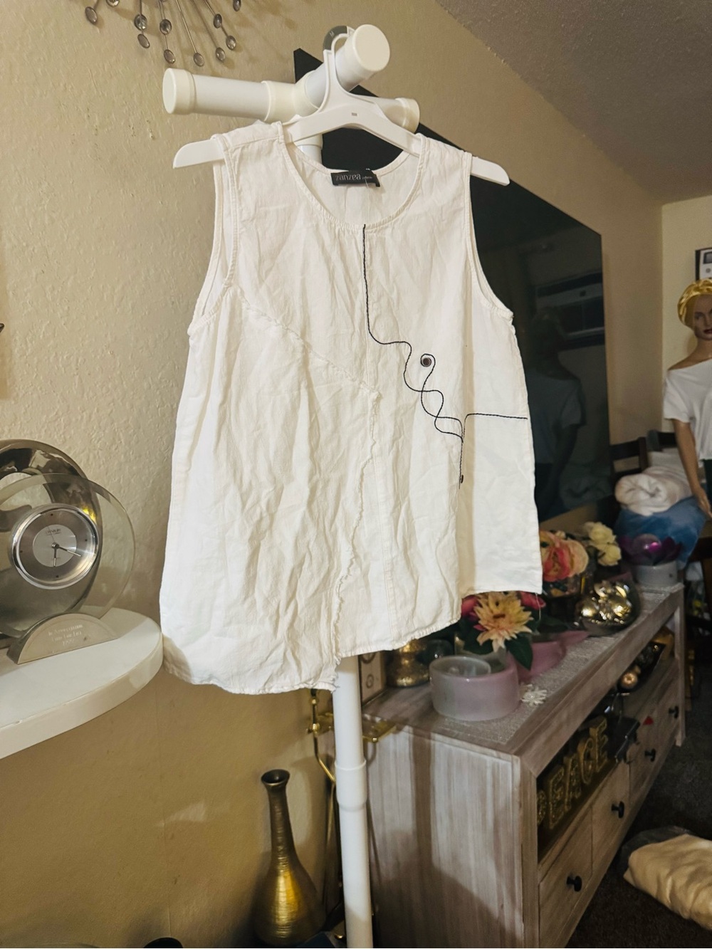 Casual White Sleeveless Cotton Top with Contrast Stitching